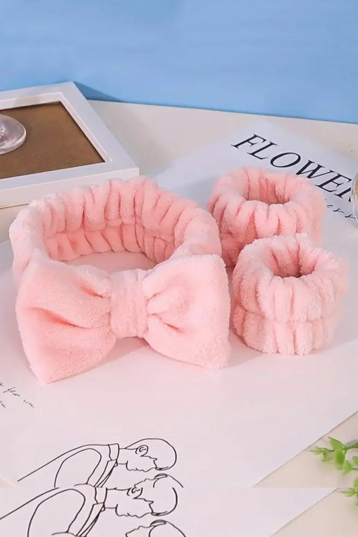 Peluş Pembe Makyaj Bandı ve 2’li Bileklik Seti – Su Akıtmaz Yumuşak Spa Yüz Yıkama & Cilt Bakım Bandı