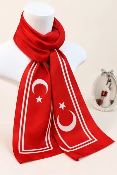Türk Bayrağı Desenli Kırmızı Saten Fular – Çift Beyaz Çizgili Ay Yıldız Resmi Organizasyon Kurumsal Tören Stil - Detay