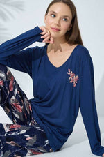 Lacivert Çiçek Desenli Dantel Detaylı V Yaka Viskon Pijama Takım - Indirimsepeti