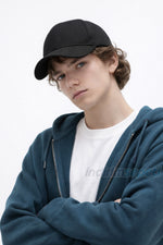 Unisex Siyah Kep Şapka – Ayarlanabilir, Günlük Spor & Şık Kombinlere Uygun Basic Şapka