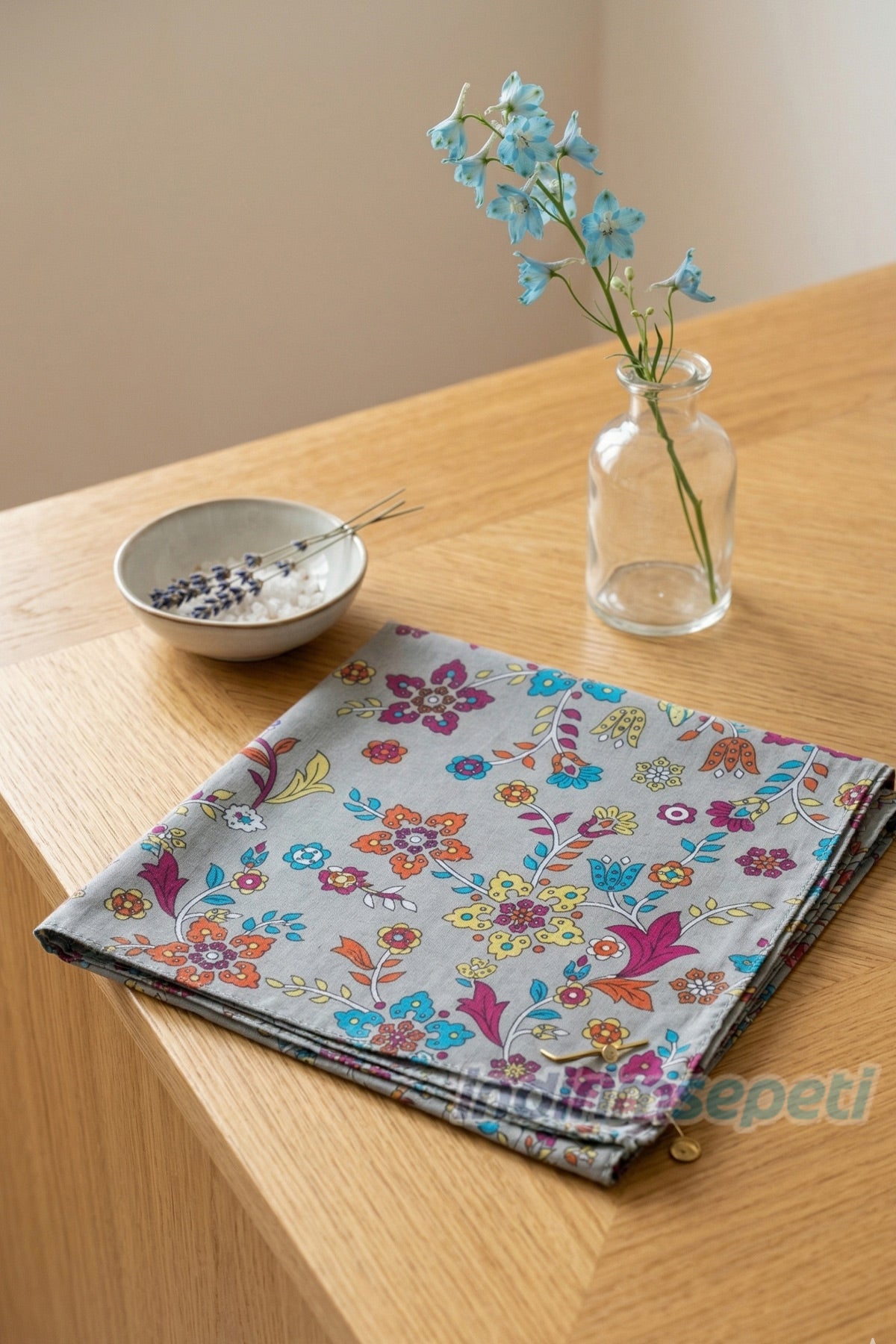 Açık Gri Çiçek Desenli Pamuklu Bandana 52x52 cm – Çok Amaçlı Şık Fular & Saç Bandı Aksesuar