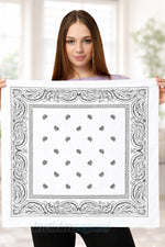 Etnik Paisley Desenli Beyaz Bandana – %100 Pamuk 52×52 cm | Unisex Saç & Boyun Fuları