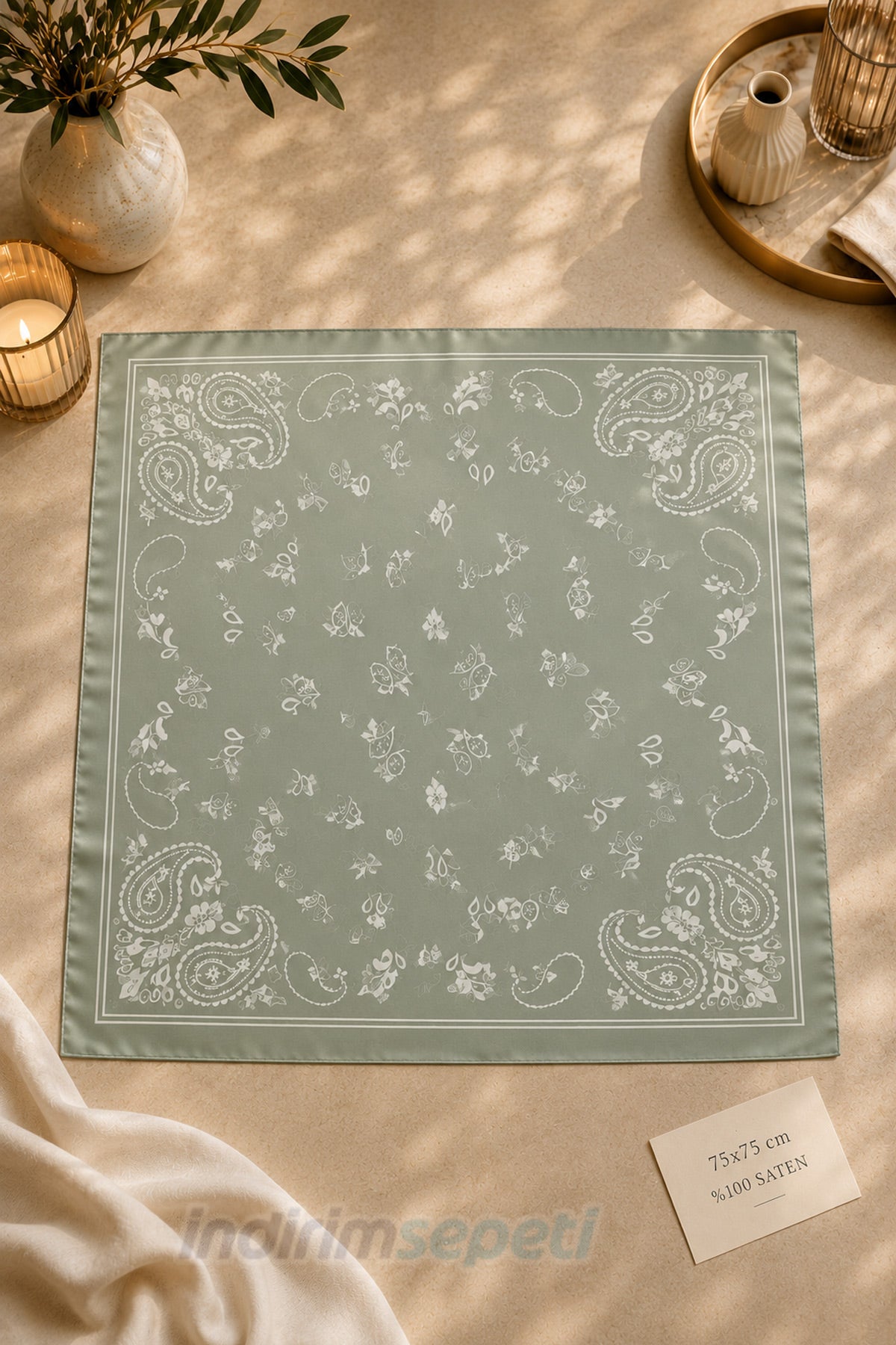 Mint Yeşili Şal Desenli Saten Bandana 75x75 cm – İpeksi Dokulu Kare Fular & Saç Bandana