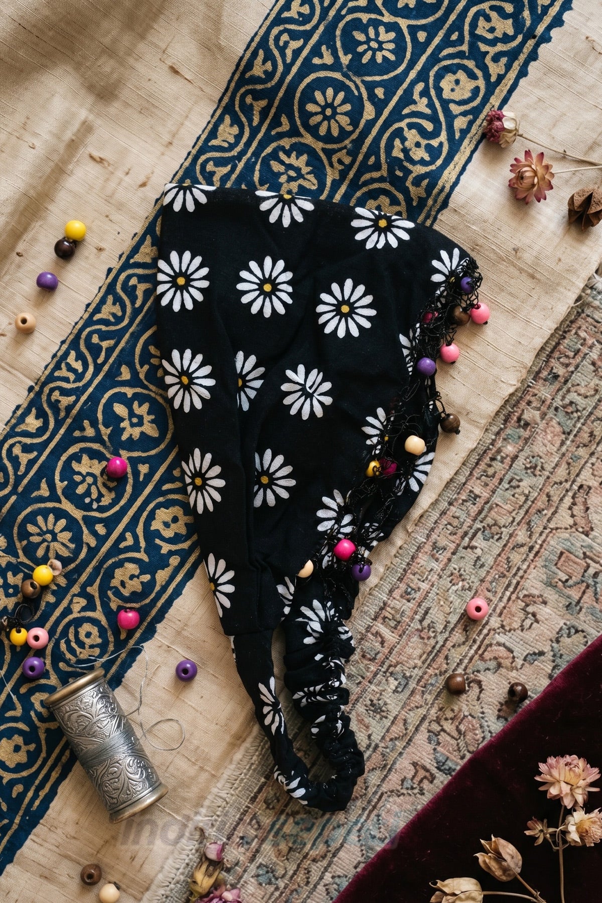 Siyah Papatya Desenli Lastikli Bandana – Pratik Kullanım, Günlük Tarz ve Saç Toplayıcı Model - indirimsepeti