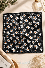 Papatya Desenli Siyah Saten Bandana Fular 50x50 cm – Retro & Şık Saç Bandanası