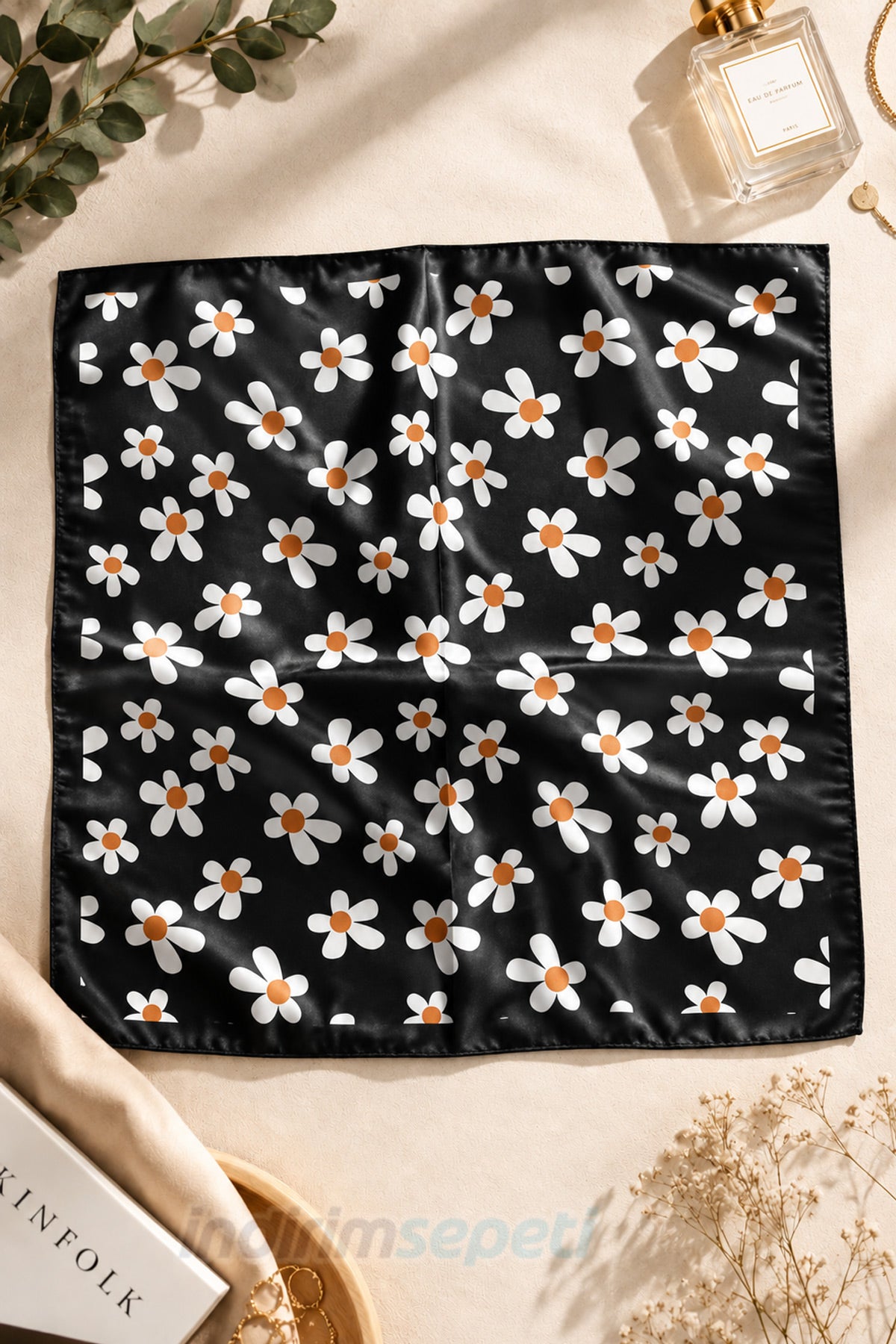 Papatya Desenli Siyah Saten Bandana Fular 50x50 cm – Retro & Şık Saç Bandanası