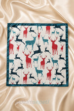 Kırmızı & Petrol Yeşili Geyik Desenli Saten Bandana 50x50 cm – Doğa Temalı Şık Fular