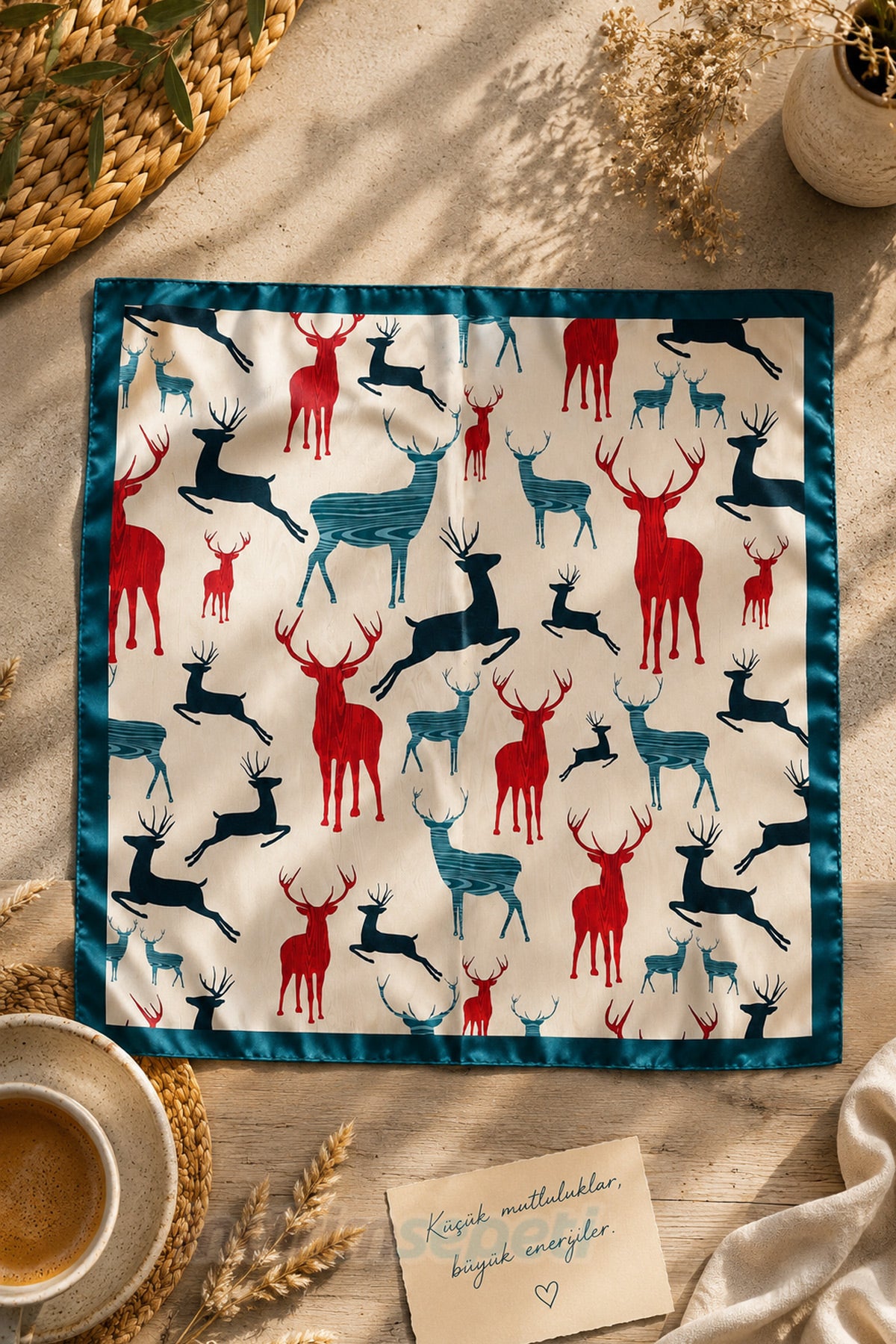 Kırmızı & Petrol Yeşili Geyik Desenli Saten Bandana 50x50 cm – Doğa Temalı Şık Fular