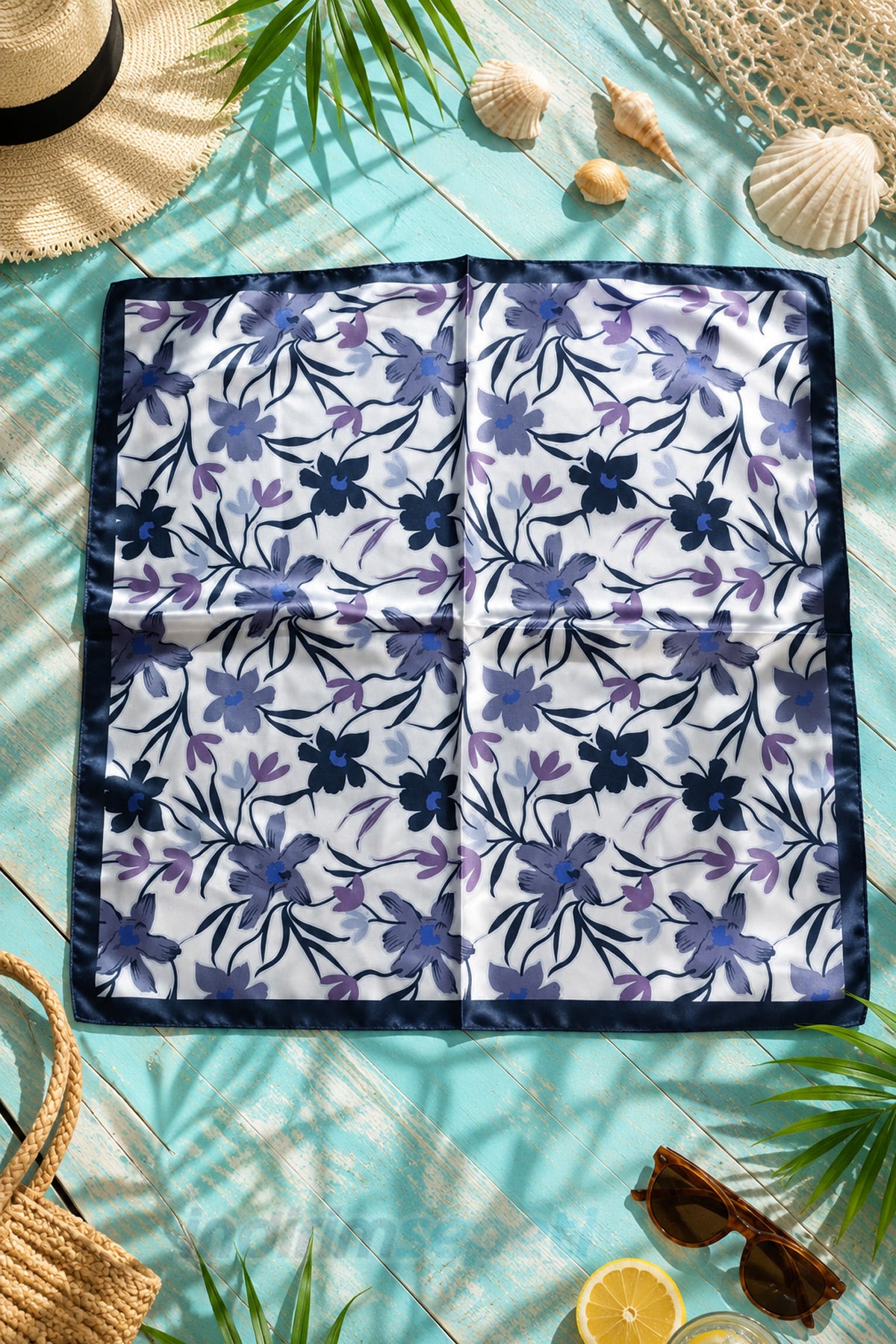 Lacivert Mor Çiçek Desenli Saten Bandana Fular 50x50 cm – Yaz Kombinlerine Zarif Dokunuş