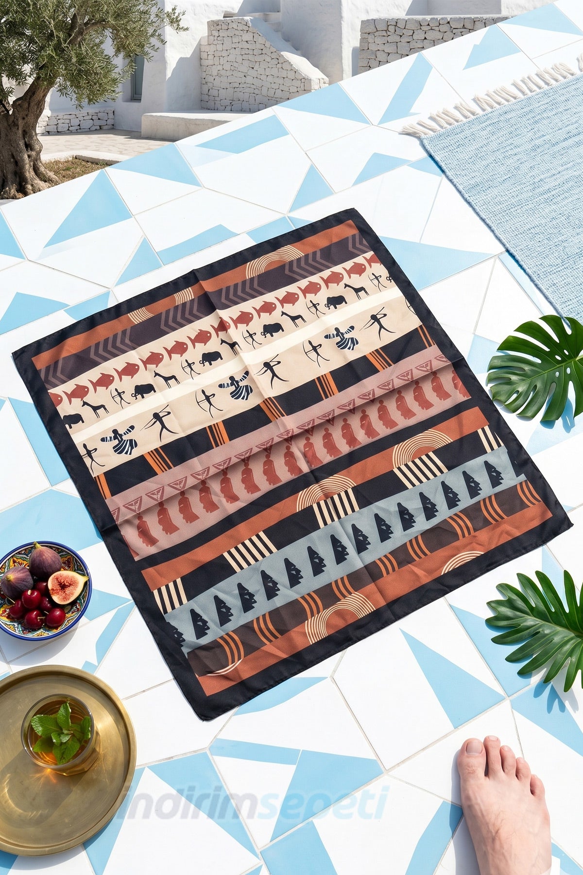 Antik Figür Desenli Saten Bandana 50x50 cm – Sanatsal & Mitolojik Desenli Fular