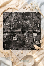 Zehirli Sarmaşık ve Yılan Desenli Siyah Saten Bandana - 50x50 cm Kadın Fular