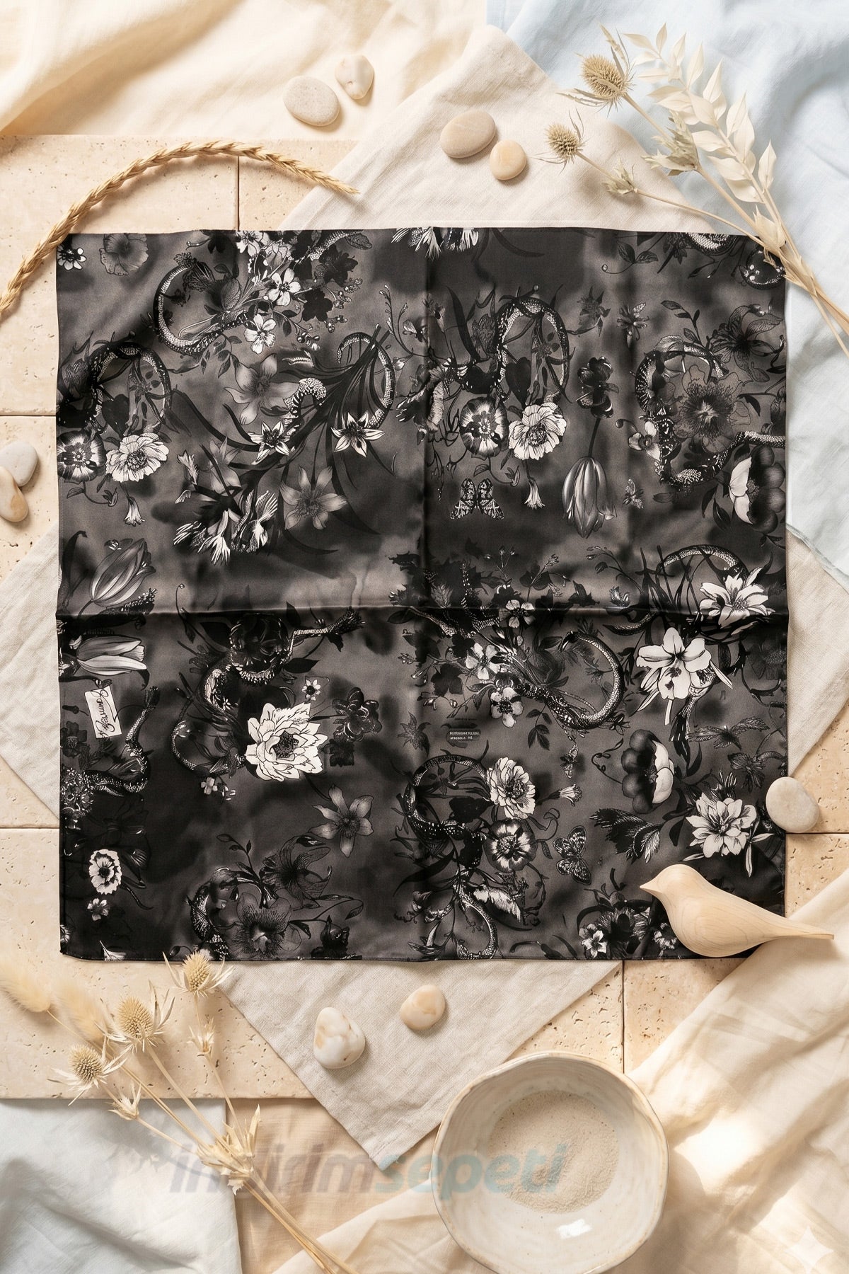 Zehirli Sarmaşık ve Yılan Desenli Siyah Saten Bandana - 50x50 cm Kadın Fular