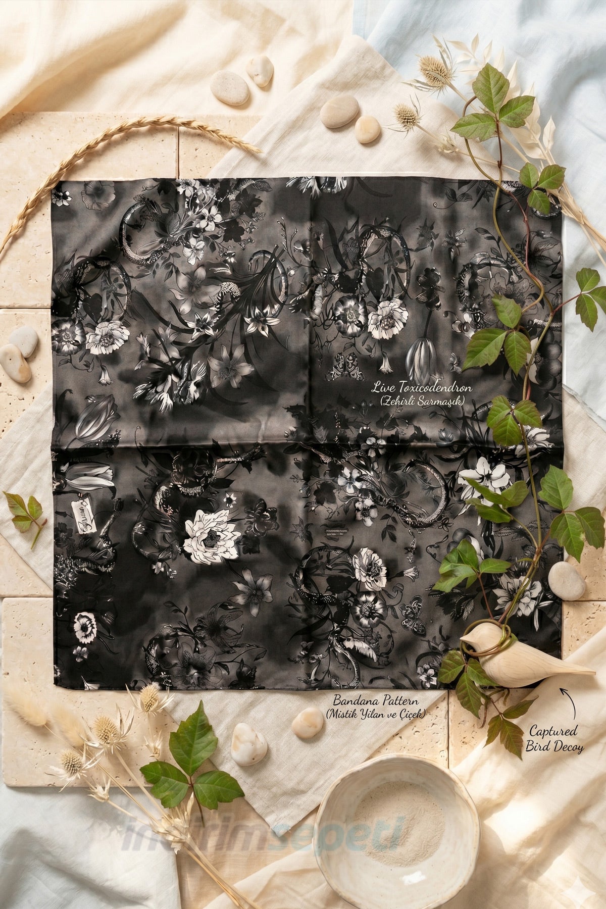 Zehirli Sarmaşık ve Yılan Desenli Siyah Saten Bandana - 50x50 cm Kadın Fular