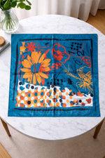 Soyut Çiçek Desenli Saten Kare Bandana Fular 50x50 cm – Pürüzsüz, Yumuşak, Şık Saç ve Çanta Aksesuarı