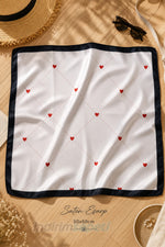 Kalp Desenli Beyaz Saten Bandana Fular 50x50 cm – Yazlık Şık Kadın Saç Bandanası
