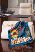 Soyut Çiçek Desenli Saten Kare Bandana Fular 50x50 cm – Pürüzsüz, Yumuşak, Şık Saç ve Çanta Aksesuarı