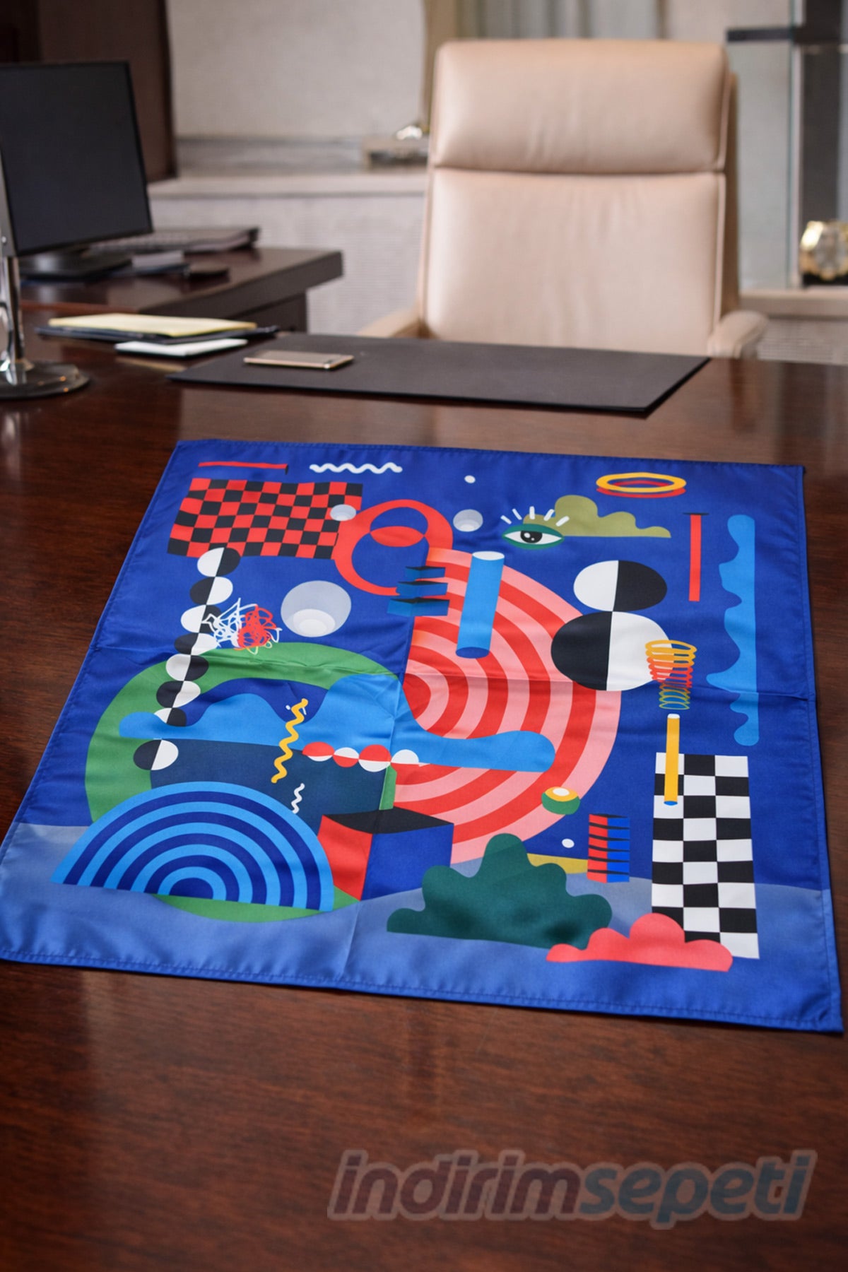 Pop-Art Geometrik Desenli Sanatsal Saten Kare Fular  Kobalt Mavi Geometrik Figürlü ipeksi Saten Fular & Çanta Aksesuarı