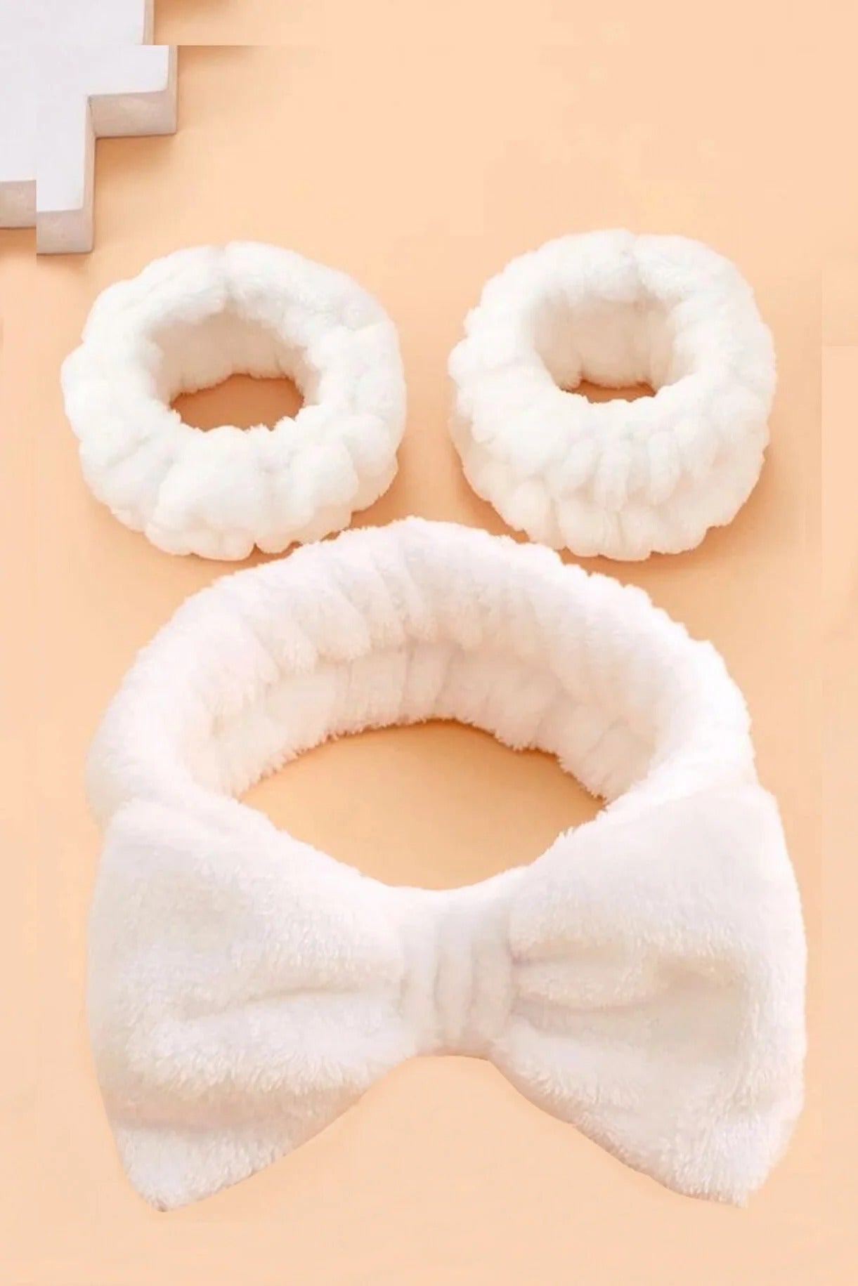 Makyaj ve Cilt Bakım Peluş Seti 3’lü – Su Akıtmaz Yumuşak Beyaz Saç Bandı & Bilek Bantları | Spa
