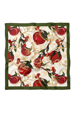 Nar ve çiçek desenli 50x50 cm saten bandana. Parlak kumaş, şık ve çok amaçlı kullanım - indirimsepeti